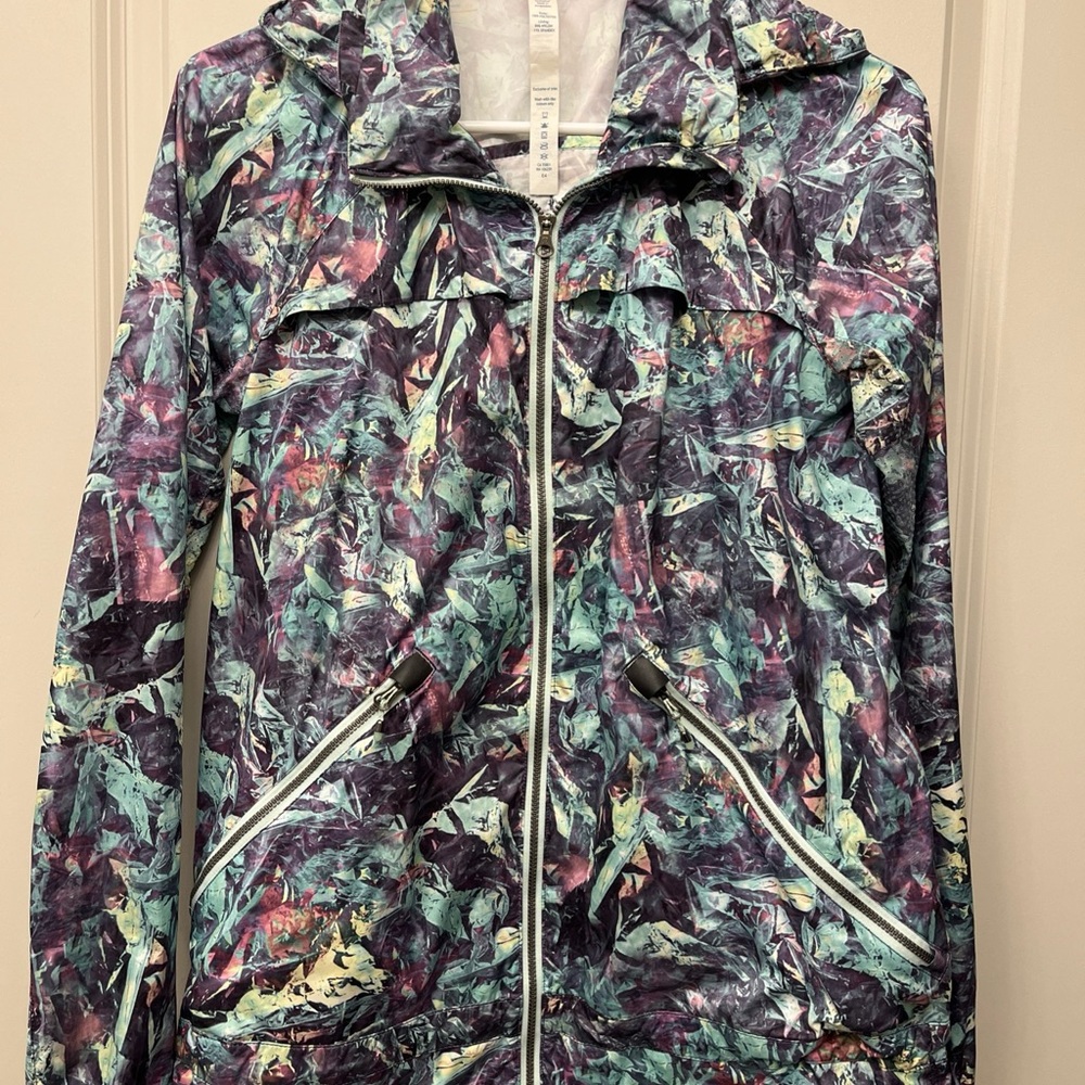 Lululemon Women’s Rain Jacket - RN#: 106259 - Size: 6!